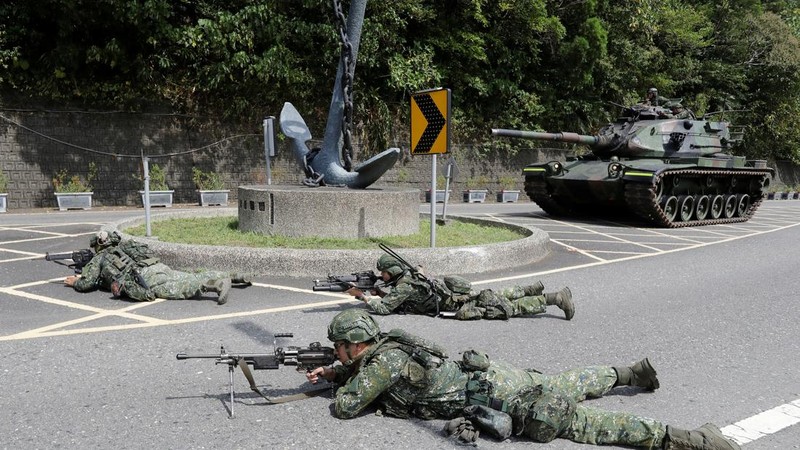 Para prajurit berpartisipasi dalam misi pertahanan untuk sebuah pelabuhan vital selama latihan militer tahunan Han Kuang di Yilan, Taiwan timur laut, pada hari Senin, 10 Agustus 2026. (Chiang Ying-ying/Pool via REUTERS)