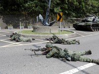 Para prajurit berpartisipasi dalam misi pertahanan untuk sebuah pelabuhan vital selama latihan militer tahunan Han Kuang di Yilan, Taiwan timur laut, pada hari Senin, 10 Agustus 2026. (Chiang Ying-ying/Pool via REUTERS)