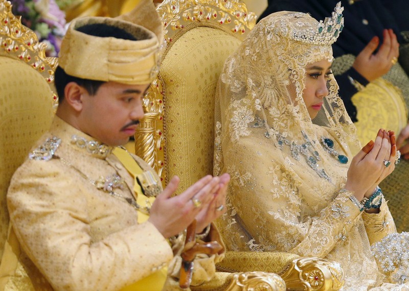 Dayangku Raabi'atul 'Adawiyyah Pengiran Haji Bolkiah dari Brunei meninggalkan pesta pernikahan kerajaan setelah menikah dengan Pangeran Brunei Abdul Malik di Istana Nurul Iman di Bandar Seri Begawan 12 April 2015. (REUTERS/Olivia Harris/File Foto)