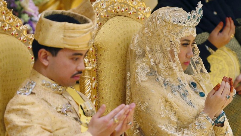 Pasangan kerajaan Brunei yang baru menikah, Pangeran Abdul Malik dan Dayangku Raabi'atul 'Adawiyyah Pengiran Haji Bolkiah, berdoa saat