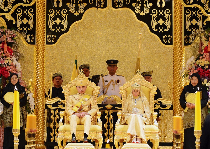 Dayangku Raabi'atul 'Adawiyyah Pengiran Haji Bolkiah dari Brunei meninggalkan pesta pernikahan kerajaan setelah menikah dengan Pangeran Brunei Abdul Malik di Istana Nurul Iman di Bandar Seri Begawan 12 April 2015. (REUTERS/Olivia Harris/File Foto)