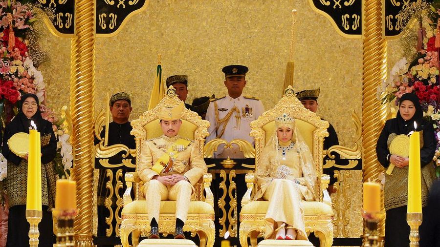 Pasangan kerajaan Brunei yang baru menikah, Pangeran Abdul Malik dan Dayangku Raabi'atul 'Adawiyyah Pengiran Haji Bolkiah, duduk saat