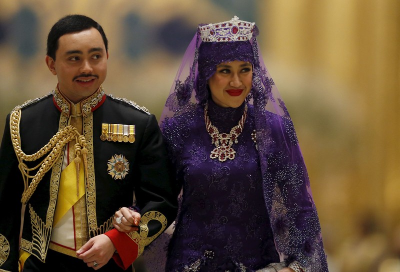 Dayangku Raabi'atul 'Adawiyyah Pengiran Haji Bolkiah dari Brunei meninggalkan pesta pernikahan kerajaan setelah menikah dengan Pangeran Brunei Abdul Malik di Istana Nurul Iman di Bandar Seri Begawan 12 April 2015. (REUTERS/Olivia Harris/File Foto)