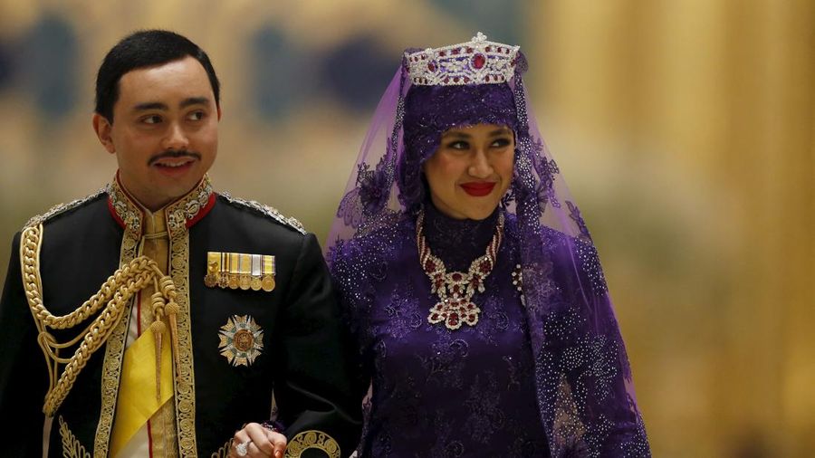 Pasangan kerajaan Brunei yang baru menikah, Pangeran Abdul Malik dan Dayangku Raabi'atul 'Adawiyyah Pengiran Haji Bolkiah, meninggalkan pesta pernikahan kerajaan di Istana Nurul Iman di Bandar Seri Begawan 12 April 2015.