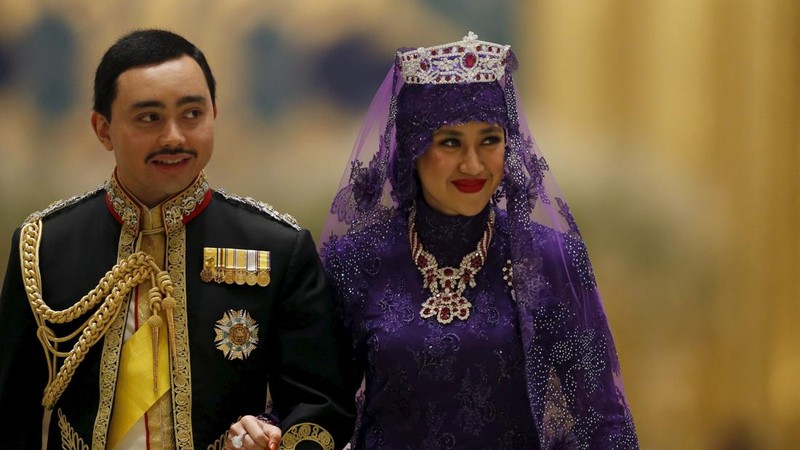 Pasangan kerajaan Brunei yang baru menikah, Pangeran Abdul Malik dan Dayangku Raabi'atul 'Adawiyyah Pengiran Haji Bolkiah, meninggalkan pesta pernikahan kerajaan di Istana Nurul Iman di Bandar Seri Begawan 12 April 2015.