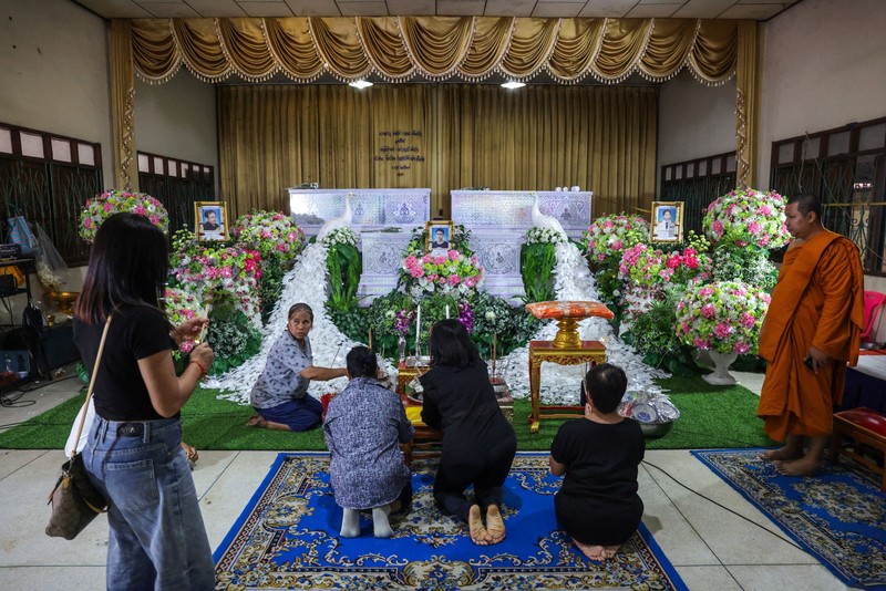 Pemakaman setelah penembakan sekolah di Bangkok, Thailand, Minggu (9/8/2026). (REUTERS/Athit Perawongmetha)
