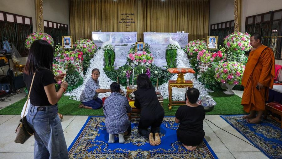 Pemakaman setelah penembakan sekolah di Bangkok, Thailand, Minggu (9/8/2026). (REUTERS/Athit Perawongmetha)