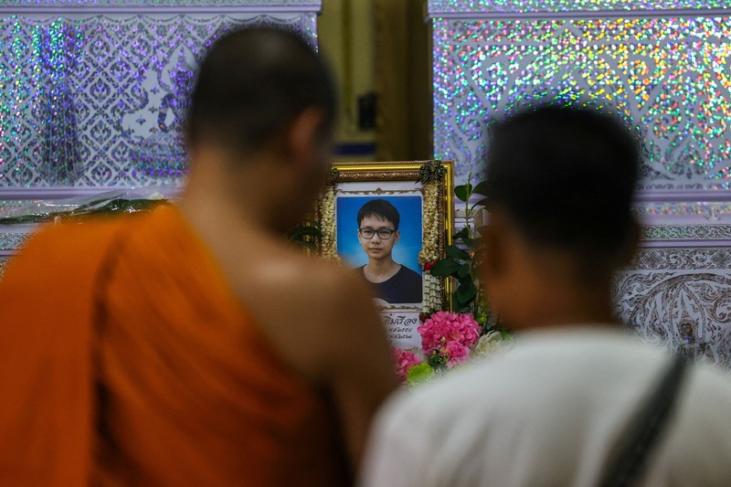 Pemakaman setelah penembakan sekolah di Bangkok, Thailand, Minggu (9/8/2026). (REUTERS/Athit Perawongmetha)