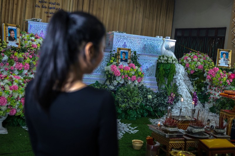 Pemakaman setelah penembakan sekolah di Bangkok, Thailand, Minggu (9/8/2026). (REUTERS/Athit Perawongmetha)