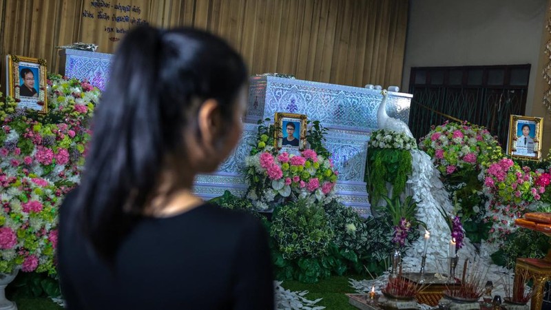Pemakaman setelah penembakan sekolah di Bangkok, Thailand, Minggu (9/8/2026). (REUTERS/Athit Perawongmetha)