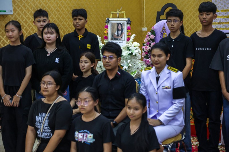 Pemakaman setelah penembakan sekolah di Bangkok, Thailand, Minggu (9/8/2026). (REUTERS/Athit Perawongmetha)