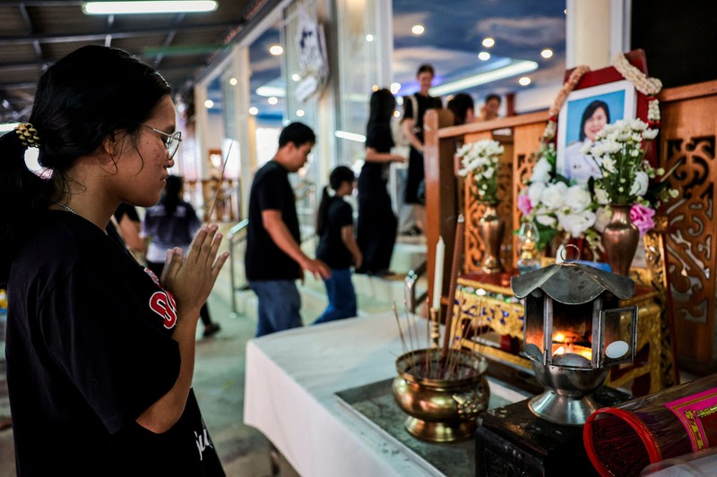 Pemakaman setelah penembakan sekolah di Bangkok, Thailand, Minggu (9/8/2026). (REUTERS/Athit Perawongmetha)