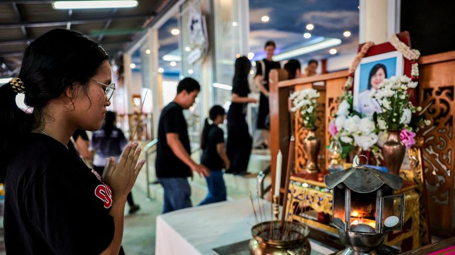 Pemakaman setelah penembakan sekolah di Bangkok, Thailand, Minggu (9/8/2026). (REUTERS/Chalinee Thirasupa)