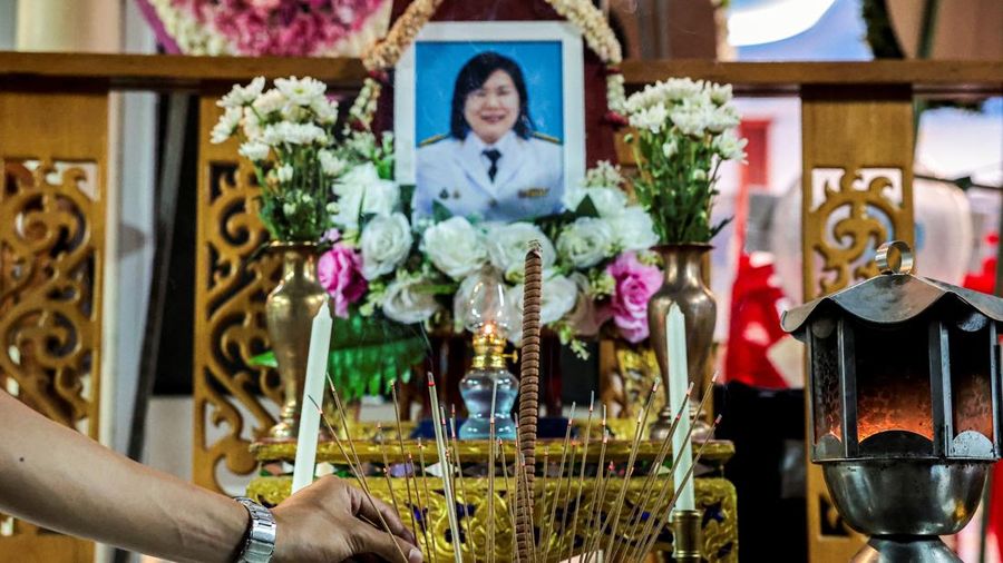 Pemakaman setelah penembakan sekolah di Bangkok, Thailand, Minggu (9/8/2026). (REUTERS/Chalinee Thirasupa)