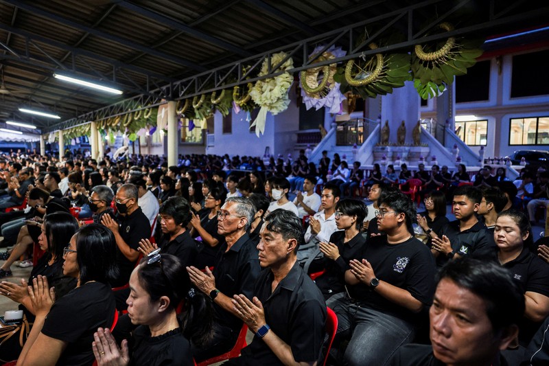 Pemakaman setelah penembakan sekolah di Bangkok, Thailand, Minggu (9/8/2026). (REUTERS/Athit Perawongmetha)
