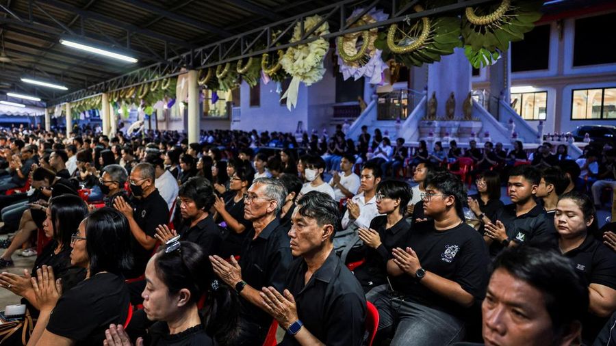 Pemakaman setelah penembakan sekolah di Bangkok, Thailand, Minggu (9/8/2026). (REUTERS/Chalinee Thirasupa)