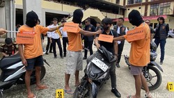 Amukan Keluarga di Toraja Utara Hajar Pembunuh Remaja Saat Rekonstruksi