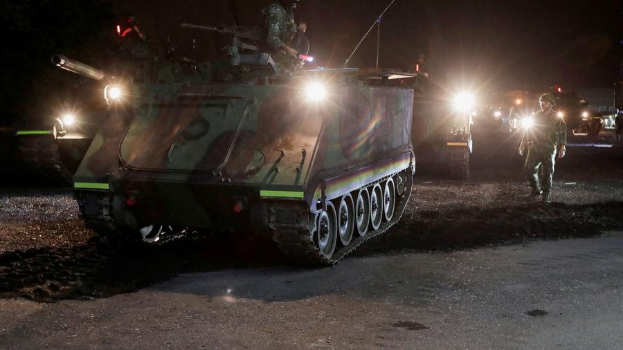 Sebuah konvoi kendaraan lapis baja melaksanakan misi penguatan lintas wilayah pada malam hari dari Hualien menuju Yilan dalam latihan militer tahunan Han Kuang di Yilan, Taiwan timur laut, Senin, 10 Agustus 2026.