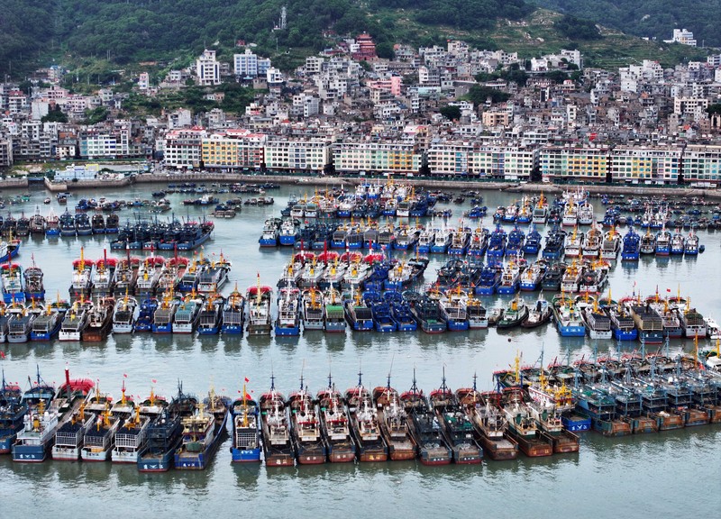 Tampilan dari drone memperlihatkan sebuah desa yang terendam banjir akibat hujan deras yang dibawa oleh Topan Dolphin di Kota Dajing, Yueqing, Provinsi Zhejiang, Tiongkok, pada 10 Agustus 2026. (cnsphoto via REUTERS)