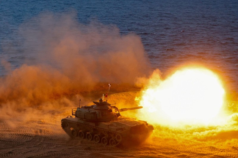 Para prajurit berpartisipasi dalam misi pertahanan untuk sebuah pelabuhan vital selama latihan militer tahunan Han Kuang di Yilan, Taiwan timur laut, pada hari Senin, 10 Agustus 2026. (Chiang Ying-ying/Pool via REUTERS)