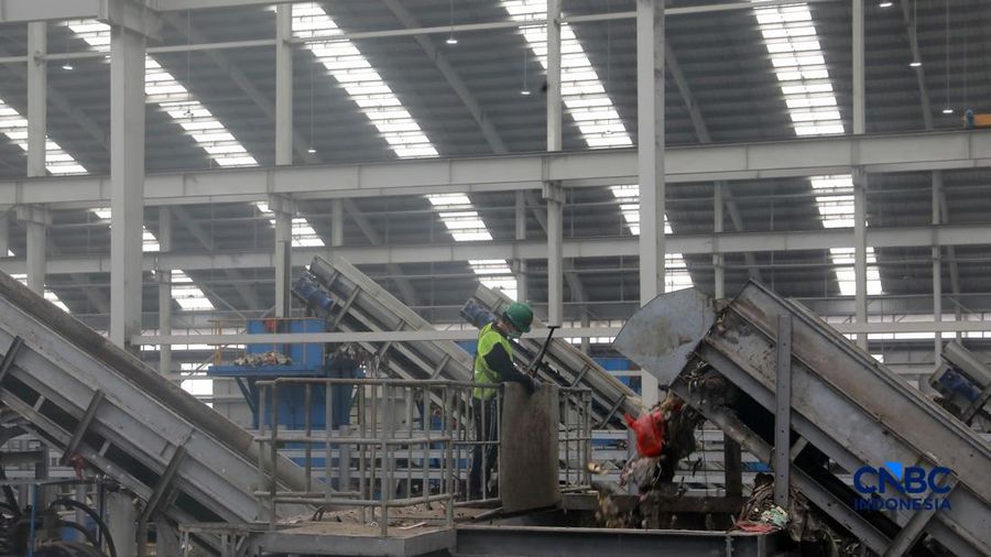 Sejumlah pekerja beraktivitas di kawasan RDF Rorotan, Jakarta, Senin (10/8/2026).