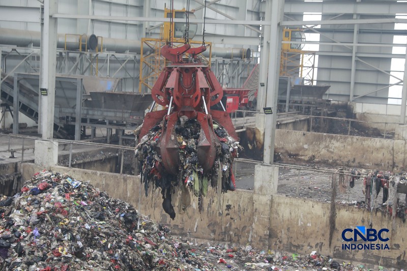 Sejumlah pekerja beraktivitas di kawasan RDF Rorotan, Jakarta, Senin (10/8/2026). (CNBC Indonesia/Muhammad Sabki)