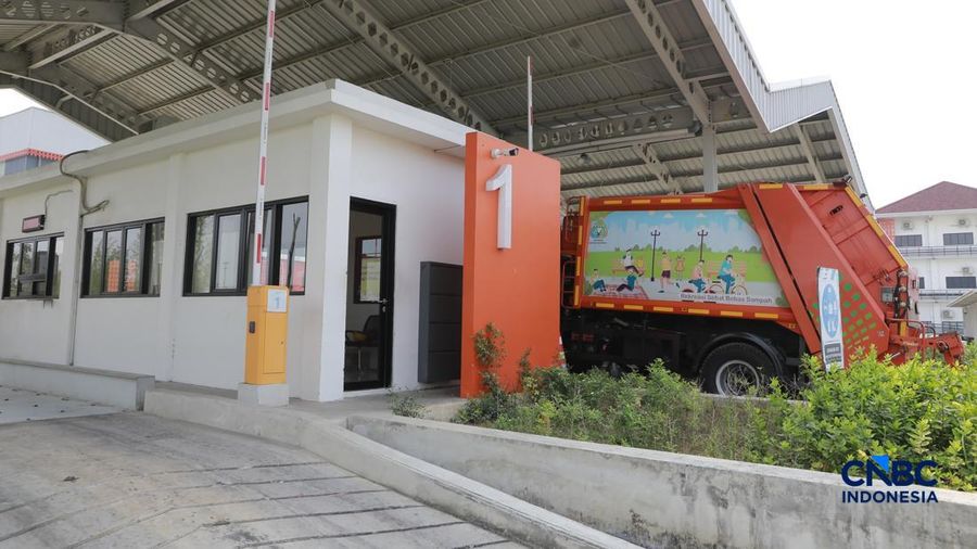 Sejumlah pekerja beraktivitas di kawasan RDF Rorotan, Jakarta, Senin (10/8/2026).