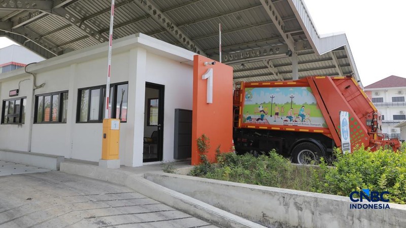Sejumlah pekerja beraktivitas di kawasan RDF Rorotan, Jakarta, Senin (10/8/2026).
