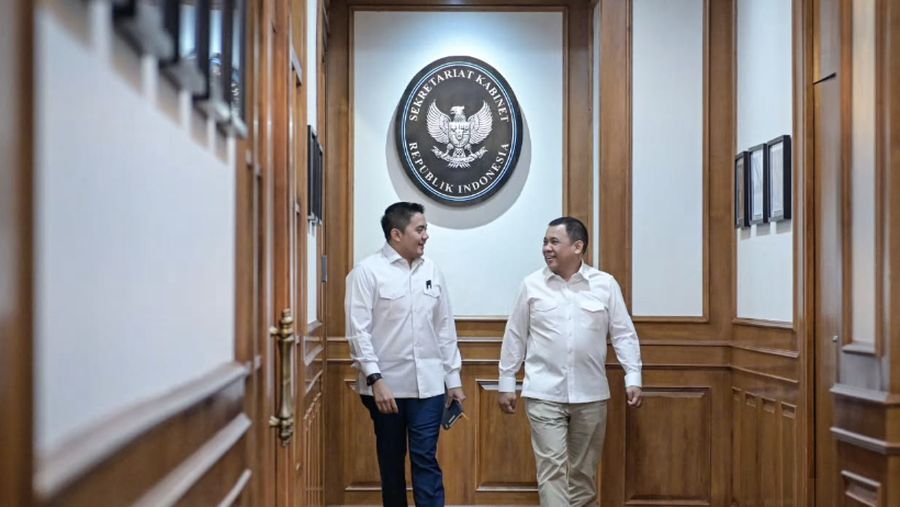 Sekretaris Kabinet Teddy Indra Wijaya menerima kedatangan pengusaha nasional Andi Syamsuddin Arsyad, yang dikenal dengan sapaan Haji Isam, di Kantor Sekretariat Kabinet, Jakarta, Minggu siang, 9 Agustus 2026. (Instagram/sekretariat.kabinet)