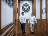 Sekretaris Kabinet Teddy Indra Wijaya menerima kedatangan pengusaha nasional Andi Syamsuddin Arsyad, yang dikenal dengan sapaan Haji Isam, di Kantor Sekretariat Kabinet, Jakarta, Minggu siang, 9 Agustus 2026. (Instagram/sekretariat.kabinet)