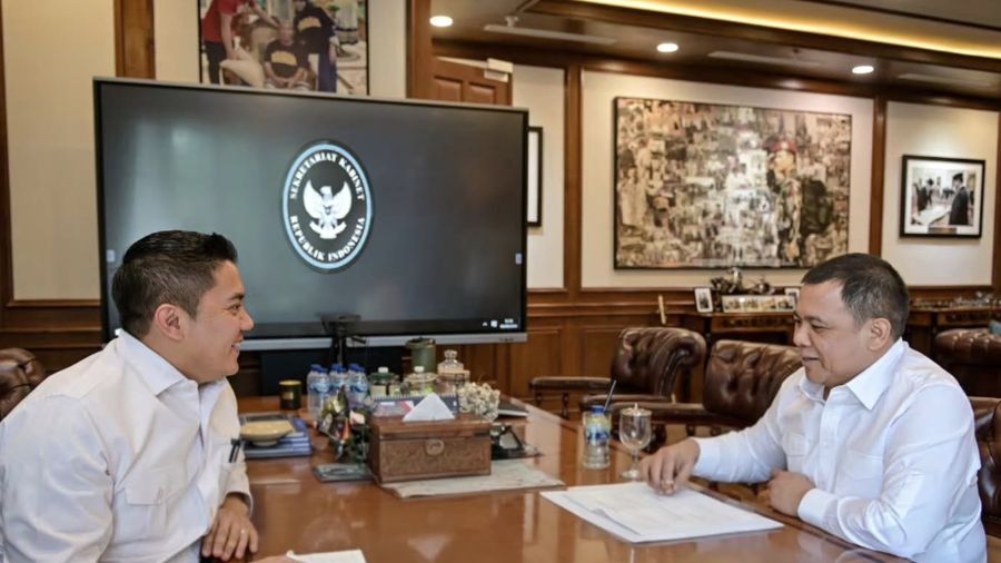 Sekretaris Kabinet Teddy Indra Wijaya menerima kedatangan pengusaha nasional Andi Syamsuddin Arsyad, yang dikenal dengan sapaan Haji Isam, di Kantor Sekretariat Kabinet, Jakarta, Minggu siang, 9 Agustus 2026. (Instagram/sekretariat.kabinet)