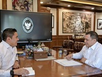 Sekretaris Kabinet Teddy Indra Wijaya menerima kedatangan pengusaha nasional Andi Syamsuddin Arsyad, yang dikenal dengan sapaan Haji Isam, di Kantor Sekretariat Kabinet, Jakarta, Minggu siang, 9 Agustus 2026. (Instagram/sekretariat.kabinet)