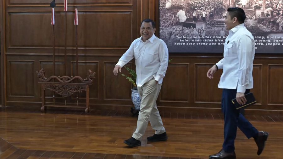 Sekretaris Kabinet Teddy Indra Wijaya menerima kedatangan pengusaha nasional Andi Syamsuddin Arsyad, yang dikenal dengan sapaan Haji Isam, di Kantor Sekretariat Kabinet, Jakarta, Minggu siang, 9 Agustus 2026. (Instagram/sekretariat.kabinet)