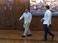 Sekretaris Kabinet Teddy Indra Wijaya menerima kedatangan pengusaha nasional Andi Syamsuddin Arsyad, yang dikenal dengan sapaan Haji Isam, di Kantor Sekretariat Kabinet, Jakarta, Minggu siang, 9 Agustus 2026. (Instagram/sekretariat.kabinet)