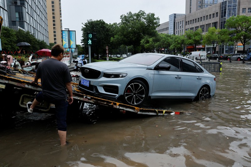 Tampilan dari drone memperlihatkan sebuah desa yang terendam banjir akibat hujan deras yang dibawa oleh Topan Dolphin di Kota Dajing, Yueqing, Provinsi Zhejiang, Tiongkok, pada 10 Agustus 2026. (cnsphoto via REUTERS)