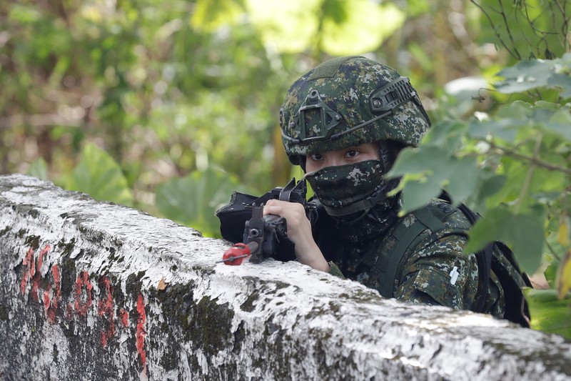 Para prajurit berpartisipasi dalam misi pertahanan untuk sebuah pelabuhan vital selama latihan militer tahunan Han Kuang di Yilan, Taiwan timur laut, pada hari Senin, 10 Agustus 2026. (Chiang Ying-ying/Pool via REUTERS)