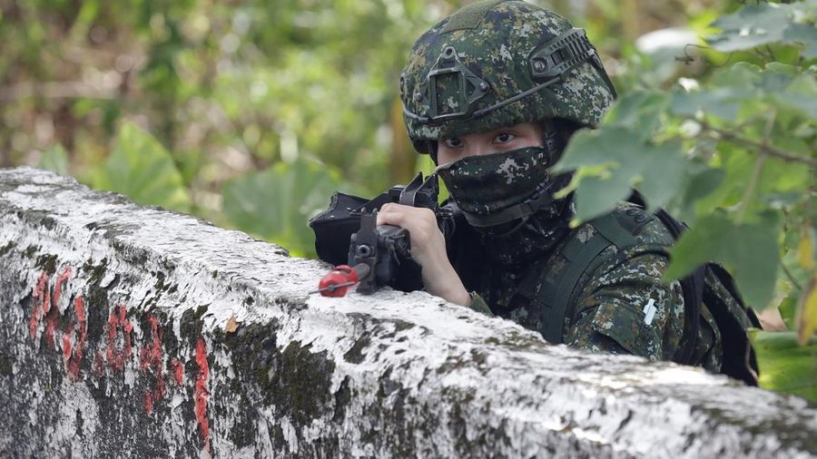 Seorang tentara berjaga dalam misi pertahanan untuk sebuah pelabuhan vital selama latihan militer tahunan Han Kuang di Yilan, Taiwan timur laut, pada hari Senin, 10 Agustus 2026.