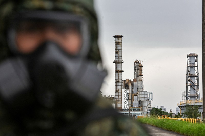 Para prajurit berpartisipasi dalam misi pertahanan untuk sebuah pelabuhan vital selama latihan militer tahunan Han Kuang di Yilan, Taiwan timur laut, pada hari Senin, 10 Agustus 2026. (Chiang Ying-ying/Pool via REUTERS)