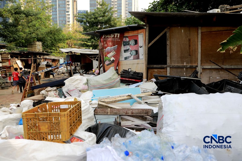 Seorang warga memilah sampah di kawasan kuburan Cina, Menteng Atas, Jakarta, Senin (10/8/2026). (CNBC Indonesia/Muhammad Sabki)