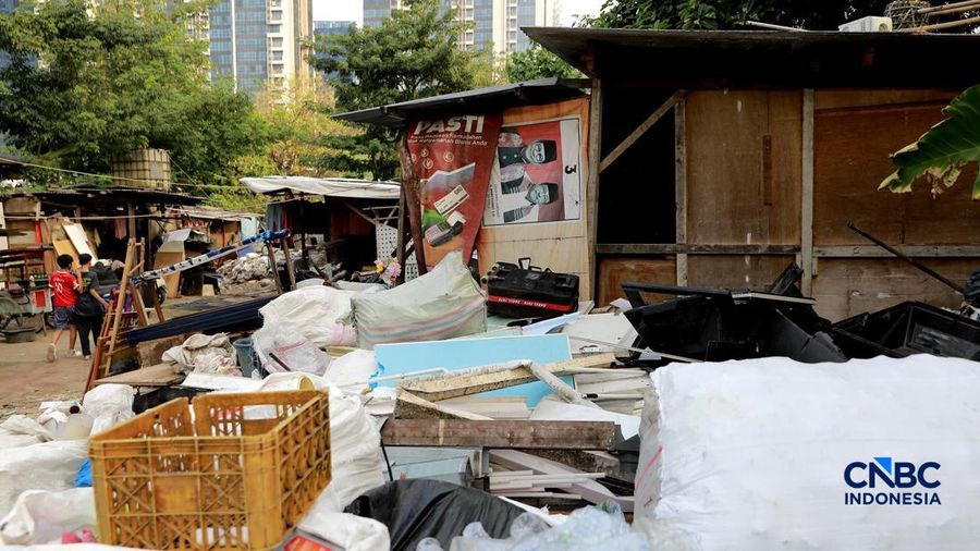 Seorang warga memilah sampah di kawasan kuburan Cina, Menteng Atas, Jakarta, Senin (10/8/2026).