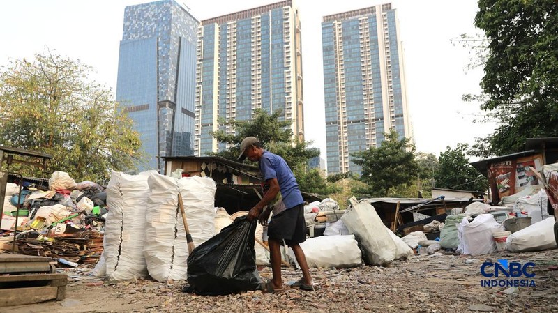 Seorang warga memilah sampah di kawasan kuburan Cina, Menteng Atas, Jakarta, Senin (10/8/2026). (CNBC Indonesia/Muhammad Sabki)