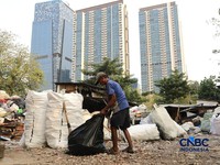 Seorang warga memilah sampah di kawasan kuburan China, Menteng Atas, Jakarta, Senin (10/8/2026). (CNBC Indonesia/Muhammad Sabki)