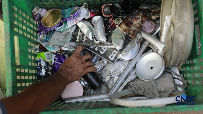 Seorang warga memilah sampah di kawasan kuburan Cina, Menteng Atas, Jakarta, Senin (10/8/2026). (CNBC Indonesia/Muhammad Sabki)