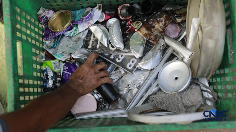 Seorang warga memilah sampah di kawasan kuburan Cina, Menteng Atas, Jakarta, Senin (10/8/2026).