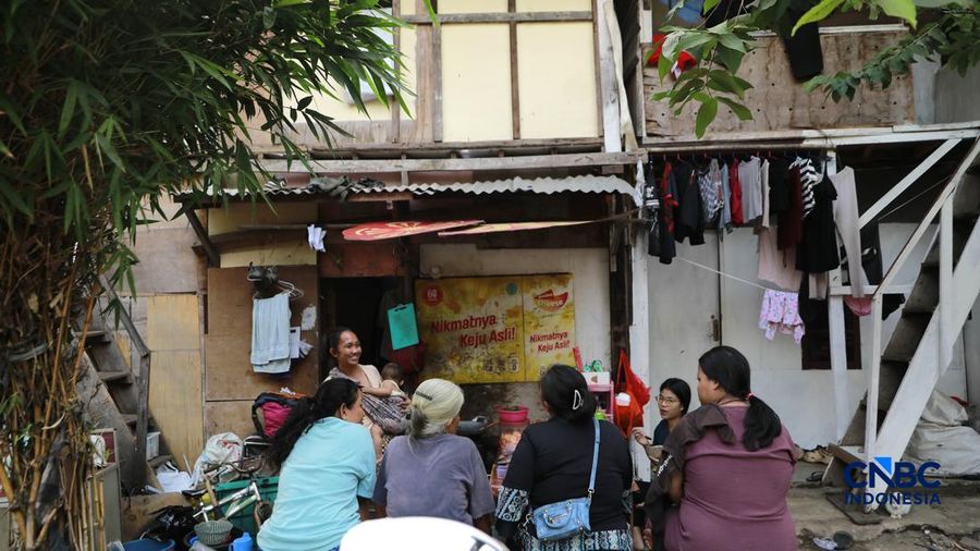Seorang warga memilah sampah di kawasan kuburan Cina, Menteng Atas, Jakarta, Senin (10/8/2026).