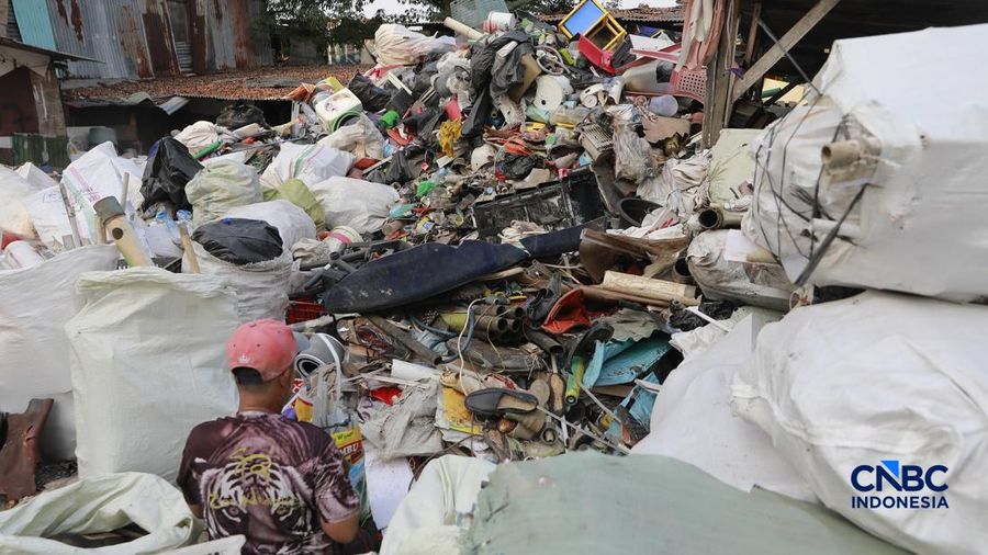Seorang warga memilah sampah di kawasan kuburan Cina, Menteng Atas, Jakarta, Senin (10/8/2026).