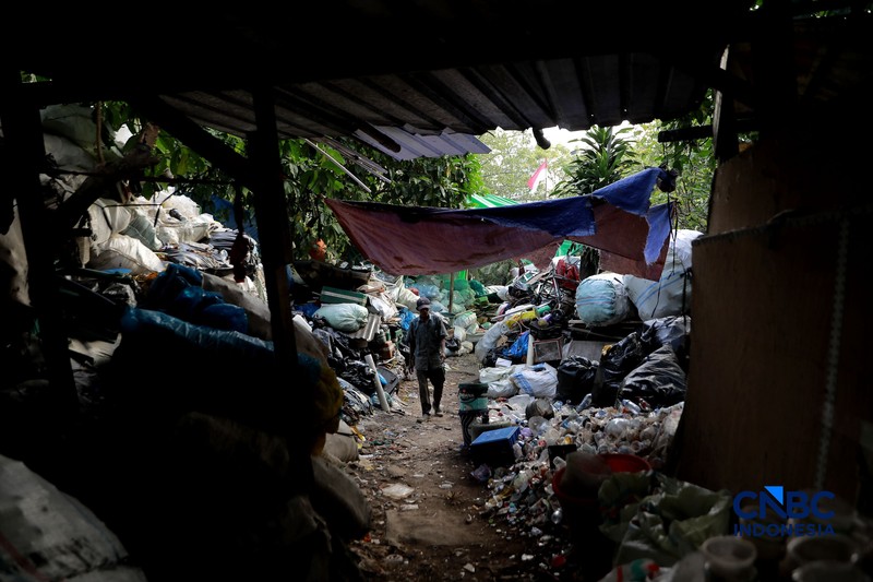 Seorang warga memilah sampah di kawasan kuburan Cina, Menteng Atas, Jakarta, Senin (10/8/2026). (CNBC Indonesia/Muhammad Sabki)