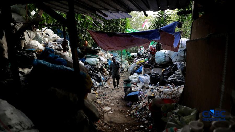 Seorang warga memilah sampah di kawasan kuburan Cina, Menteng Atas, Jakarta, Senin (10/8/2026).