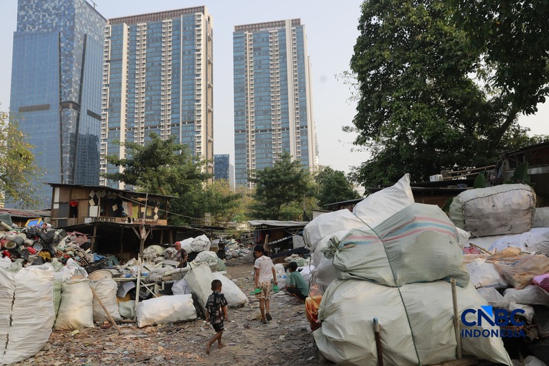 Seorang warga memilah sampah di kawasan kuburan Cina, Menteng Atas, Jakarta, Senin (10/8/2026). (CNBC Indonesia/Muhammad Sabki)
