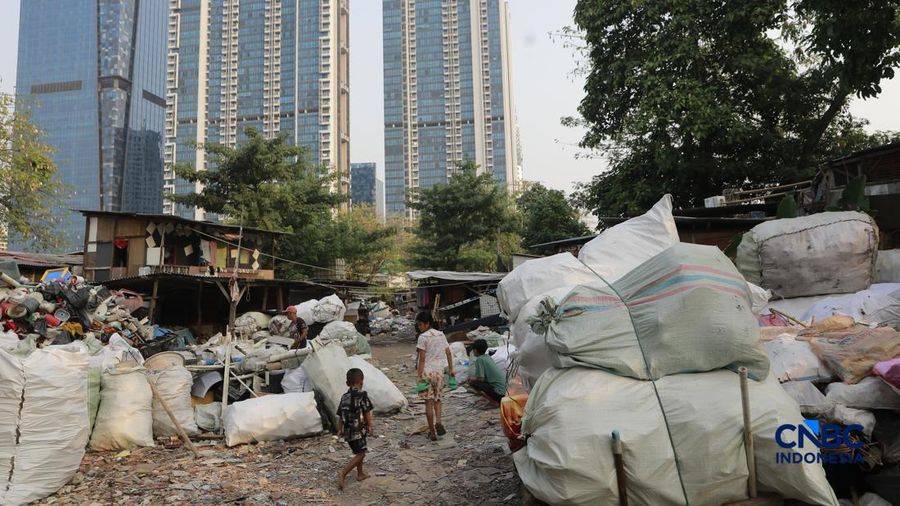 Seorang warga memilah sampah di kawasan kuburan Cina, Menteng Atas, Jakarta, Senin (10/8/2026).